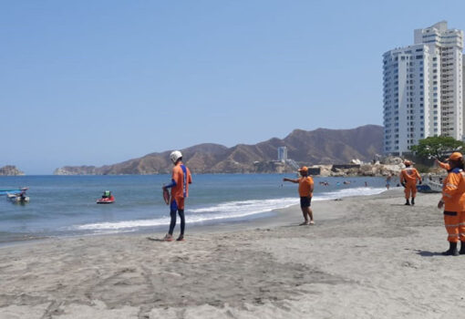 Defensa Civil realiza jornadas de prevención a bañistas en playas de Santa Marta
