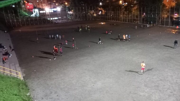 Denuncian daño de luminarias en la cancha de La Asunción en Manizales