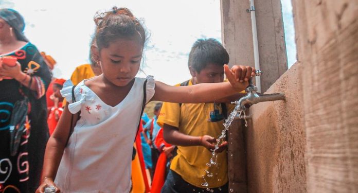 En una fiesta parecían estar los niños de la escuela de Garciamana, luego de abrir la llave y que saliera agua para el consumo humano.
