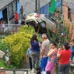 En Manizales, conductor perdió el control de su carro y rodó varios metros
