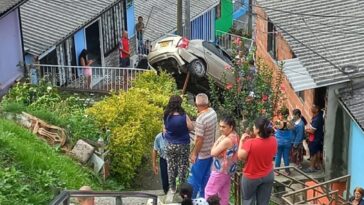 En Manizales, conductor perdió el control de su carro y rodó varios metros