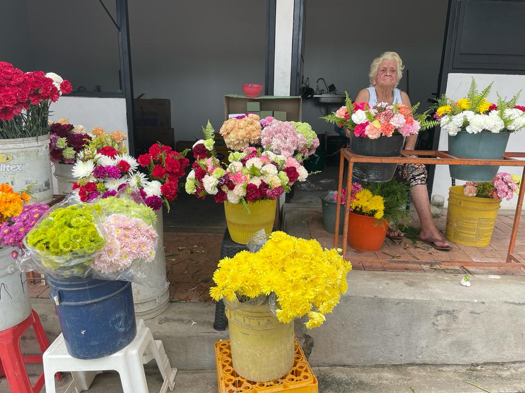 Floristas del Cementerio Central esperan aumentar sus ventas en Semana Santa