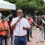 El alcalde de Dibulla, Marlon Amaya Mejía se mostró sonriente de ver la felicidad que embargada al campesino al recibir sus pequeñas herramientas para sembrar la tierra.