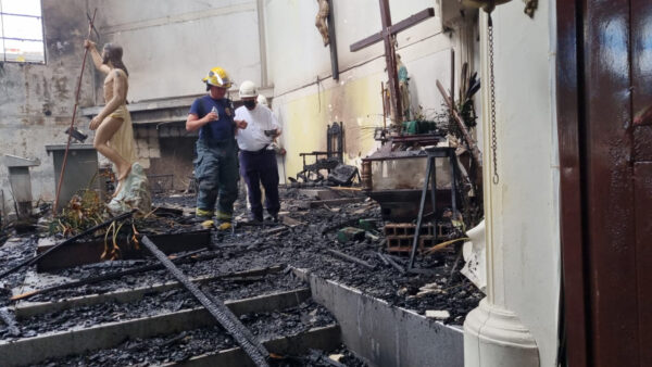 Incendio afectó 90% de la estructura de la iglesia San Marcos Evangelista