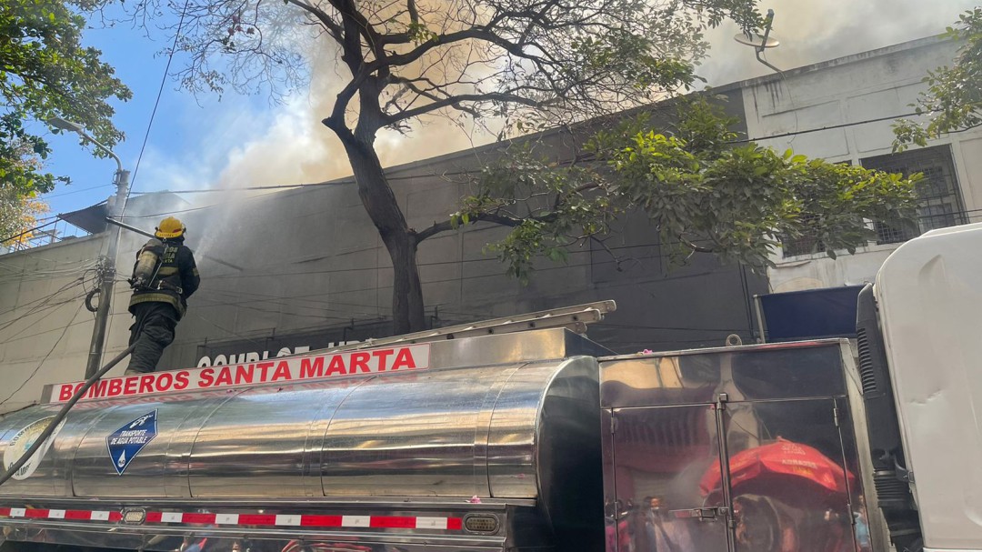Incendio consumió una bodega en el Centro Histórico de Santa Marta