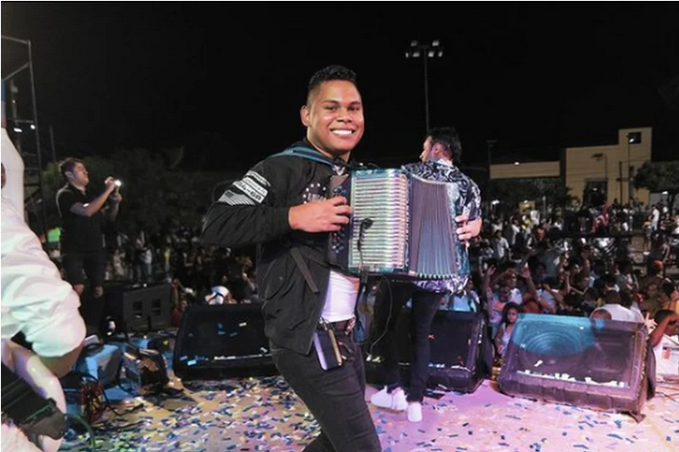 Le robaron a un acordeonero sus instrumentos en pleno carnaval de Barranquilla