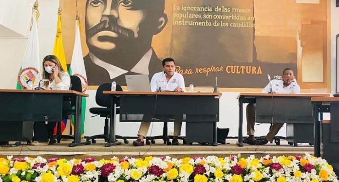 La mesa directiva de la asamblea de La Guajira, la integran; Miguel Felipe Aragón González, presidente; Martha Lubo Palacio, primer vicepresidente y Micher Pez, segundo vicepresidente.