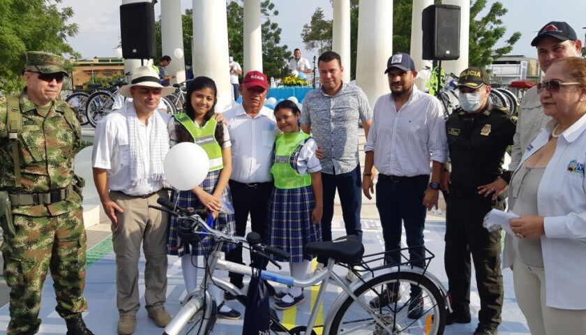 “Pazo a pazo pedaleando con mi bici’ llegó a Ciénaga con 57 bicicletas para niños y niñas del Virginia Gómez