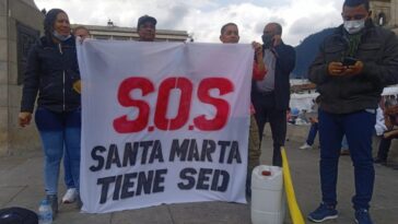 Pescaiteros siguen protestando por el agua de los samarios en Bogotá