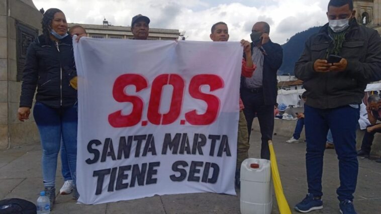 Pescaiteros siguen protestando por el agua de los samarios en Bogotá