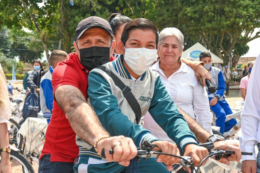 Proyecto «Mibici PAZo A PAZo» Entrega 57 Bicicletas para los estudiantes de Abrego