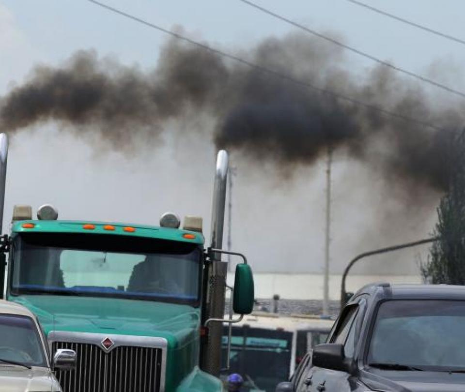 Proyecto piloto mide contaminación de carros de carga en tiempo real