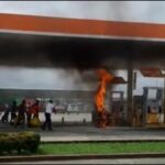 Una moto se incendió en medio de una gasolinera y casi hubo drama, en Buenaventura