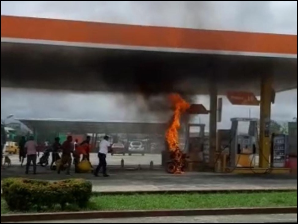 Una moto se incendió en medio de una gasolinera y casi hubo drama, en Buenaventura