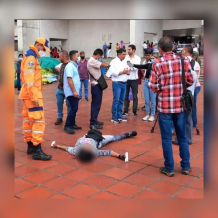 Una mujer en el suelo y el alcalde de Cali continuaron concediendo entrevista: la polémica imagen que está debatiendo