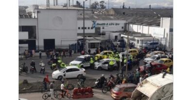 VIDEO. Tres delincuentes atracan a los ocupantes de un carro en Bogota huyen en un carro gris 1