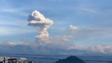 Volcán Nevado del Ruiz emitió columna de vapor, gases y ceniza