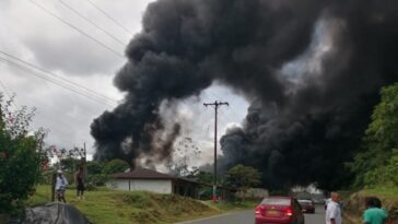 Voraz incendio en vía a Tumaco por instalación de válvula ilícita en Oleoducto Transandino