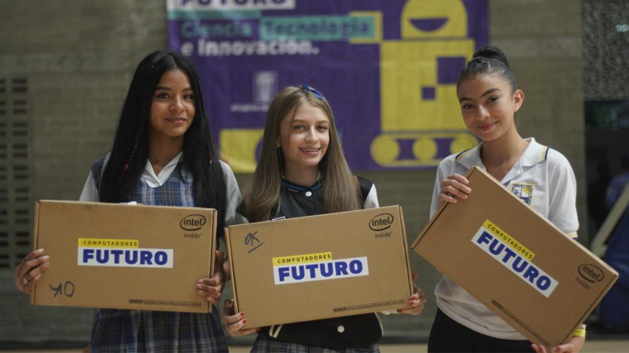 ¡Sigue la entrega! Más de 1.000 estudiantes de los corregimientos de Medellín ya recibieron los Computadores Futuro
