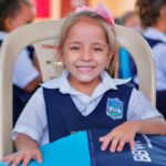 300 niños de bajos recursos recibieron kits escolares
