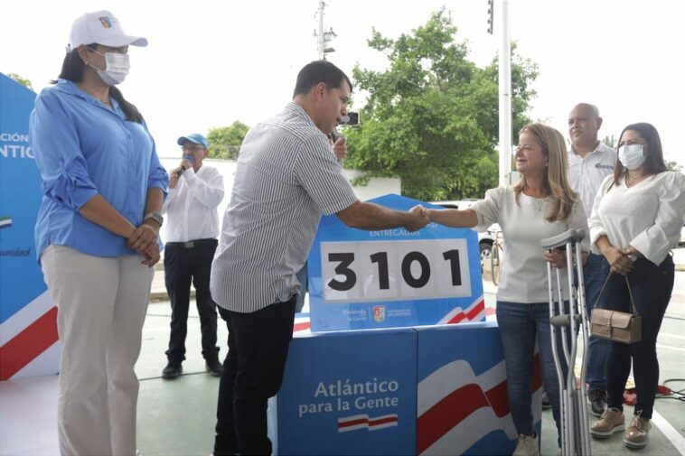 La Gobernadora Elsa Noguera presidiendo la 'titulatón' en Palmar de Varela.