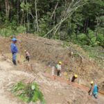 A doble turno se trabaja para recuperar la maya vial en la vía que comunica a Istmina y Pie de Pepé en el municipio del Medio Baudó.