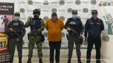 El fiscal Barbosa Alias ​​​​Pupis, miembro de la disidencia de las FARC, fue procesado por su presunta participación en la retención de 10 empleados de una empresa de energía.