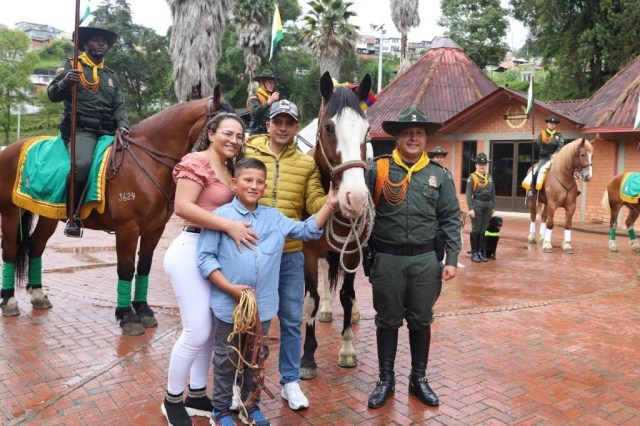 Adoptaron a dos caballos de la Escuela de Carabineros Alejandro Gutiérrez