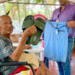 Adultos mayores reciben kits de aseo y vestuario trimestral