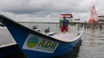 Agencia de Desarrollo Rural entregó embarcaciones a jóvenes pescadores de Tumaco