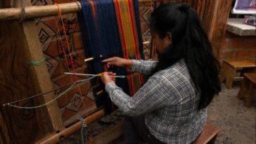 Artesanos de la Región Pacífico: Se fortalecen las capacidades empresariales de más de 400 artesanos indígenas víctimas del desplazamiento.