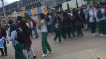 Caos a las afueras del colegio Ciudad de Pasto, padres y acudientes protestan por la falta de docentes