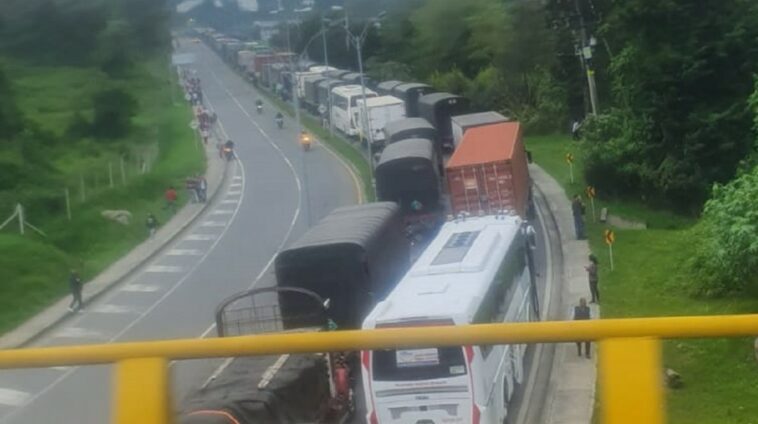 Caos en la vía Manizales - Alto de Letras