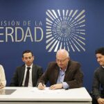 Puede ser una imagen de 4 personas, personas sentadas y texto que dice "COMISIÓN DE LA VERDAD"