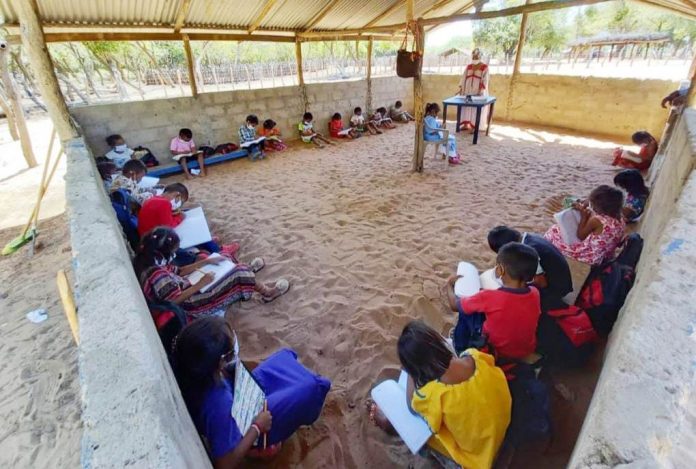 Así reciben clases los estudiantes en la comunidad de Uluwalao, zona rural de Manaure.