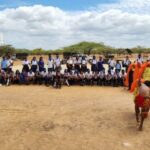 En agradecimiento por las herramientas educativas recibidas de parte de los ilustres visitantes, la comunidad Wayuu le hizo una muestra del baile de la Yonna.