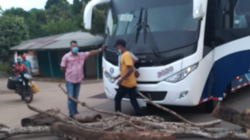 Comunidades bloquean la vía hacia Tierralta y Valencia