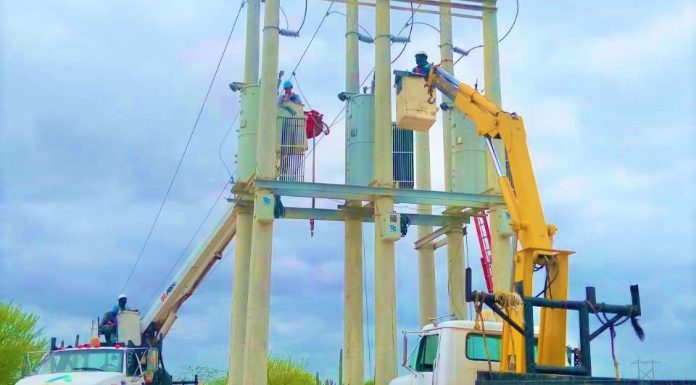 Tres nuevos reguladores fueron instalados por la empresa Air-e para mejorar el servicio de energía en los municipios de Uribia y Manaure.