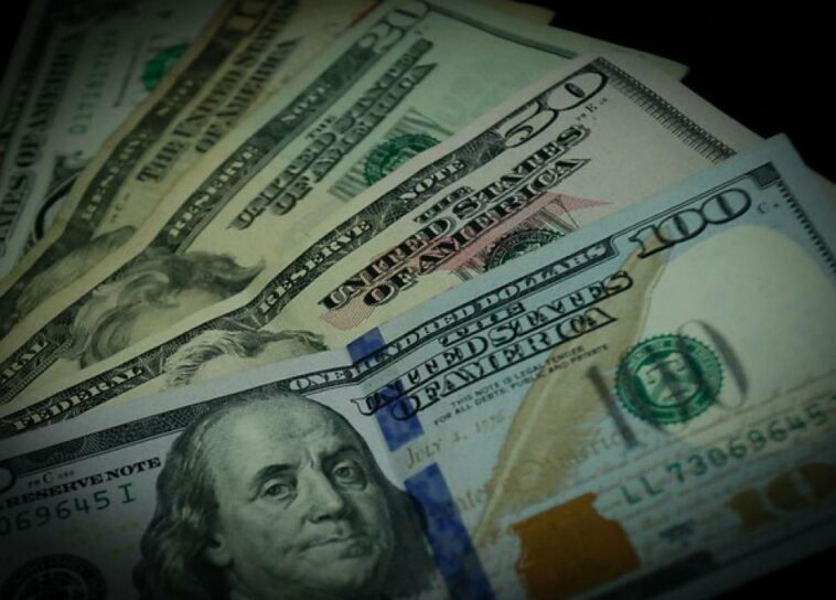 El dólar cerró la semana a la baja y se ubica por debajo de los $4.000