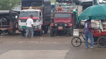 En Montería camionetas fueron marcadas con “AGC”