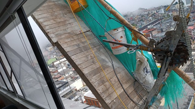 En el Centro de Manizales dos obreros se salvaron de caer al vacío desde un piso 18