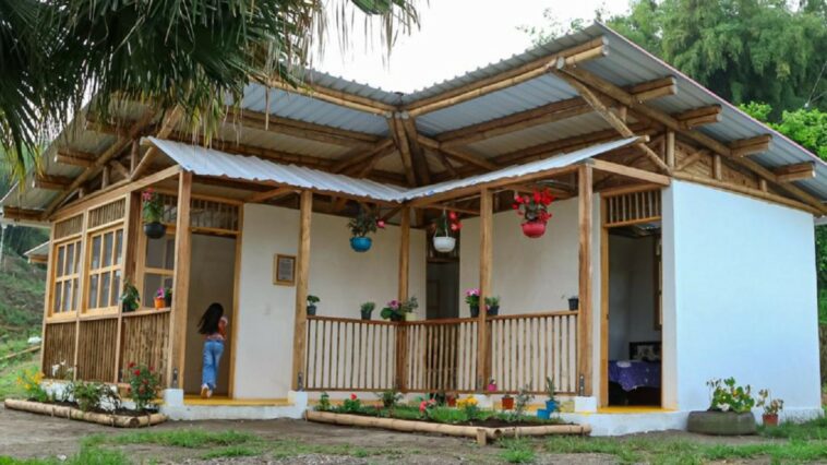 Entregan la primera vivienda construida en gaudua y bahareque en Caldas