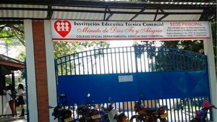 Encadenada llega docente