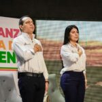 El alcalde de Hatonuevo, Luis Arturo Palmezano junto a la Primera Dama, Sandra Milena Sáenz Alba, en el informe de gestión y rendición de cuentas 2021.