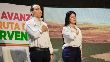 El alcalde de Hatonuevo, Luis Arturo Palmezano junto a la Primera Dama, Sandra Milena Sáenz Alba, en el informe de gestión y rendición de cuentas 2021.