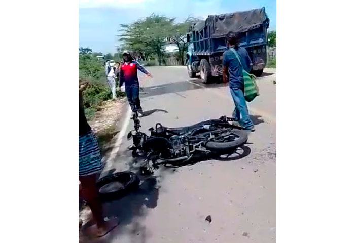 Herida pareja en choque de moto y volqueta