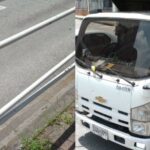 Invadió el carril de Metrolínea, causó daños en una estación y se voló