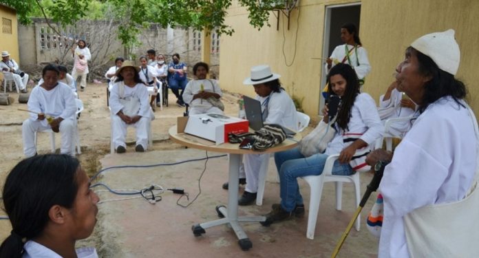 Aspecto de la reunión que sostenían los indígenas de la Sierra Nevada de Santa Marta del lado de La Guajira y que este sábado esperan dialogar con el gobernador.