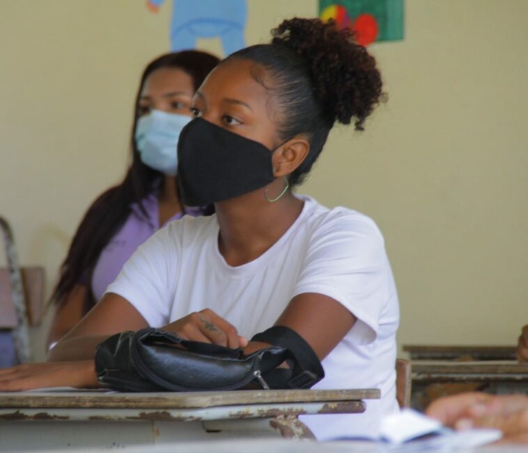 Puede ser una imagen de persona, niños, sentado e interior