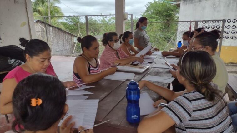 Mujeres víctimas de la violencia desarrollan su talento para tejer